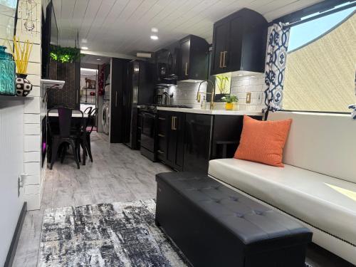 Gallery image of Sleek, Modern, Pet Friendly Custom Tour Bus! in Clermont