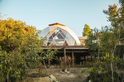 uma casa com uma cúpula em cima de um deck em Capão Domo em Vale do Capao