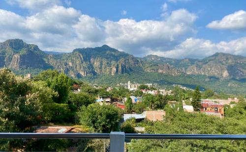 Una vista de una ciudad con montañas al fondo. en Hotel Casa Maximiliano, en Tepoztlán