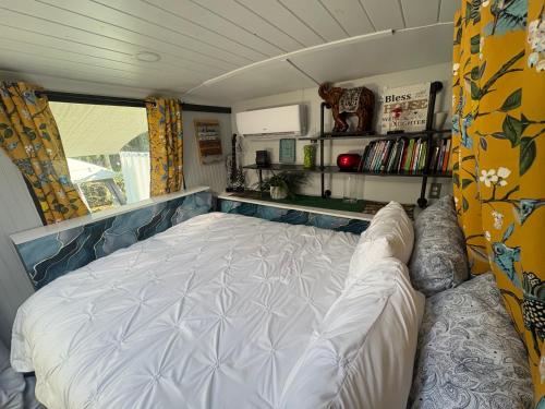 En eller flere senge i et værelse på Sleek, Modern, Pet Friendly Custom Tour Bus!