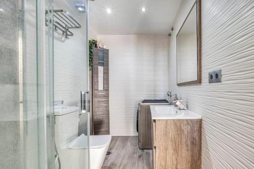 Ένα μπάνιο στο First Line with Views - 6 Guests