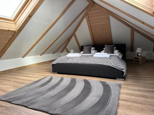 Postel nebo postele na pokoji v ubytování Bąbelkowa Chata Beskidy Domek z Balią Jacuzzi