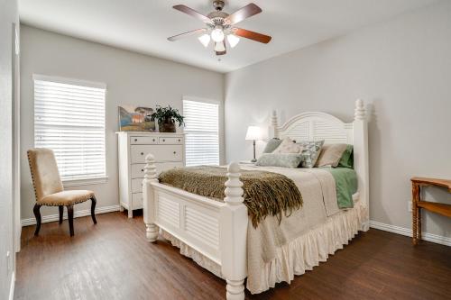 Una cama o camas en una habitación de 1 Mi to Historic Dtwn Weatherford Home with Yard