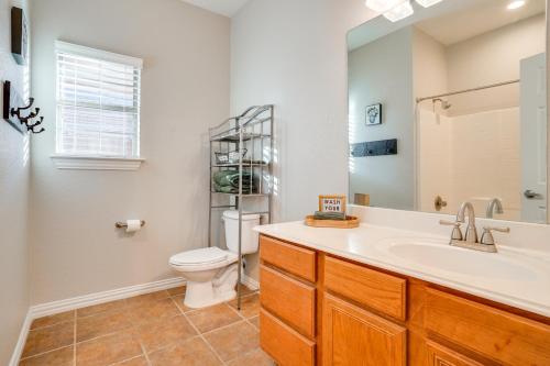 Un baño de 1 Mi to Historic Dtwn Weatherford Home with Yard