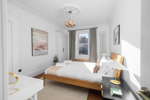 Postel nebo postele na pokoji v ubytování Regal Residence