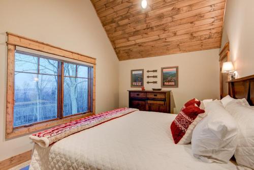 Un dormitorio con una cama y una ventana grande. en Happy Trails at Eagles Nest, en Elk Park