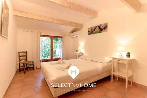 ein Schlafzimmer mit Bett, Schreibtisch und Fenster in der Unterkunft SELECT'SO HOME - Villa PANORAMA - Services hôteliers & prestations de qualité in Le Lavandou