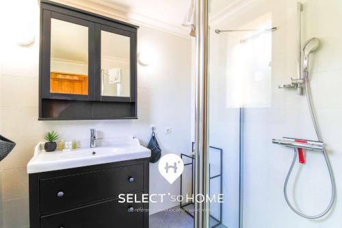 une salle de bain avec lavabo et douche dans l'établissement SELECT'SO HOME - Villa PANORAMA - Services hôteliers & prestations de qualité, au Lavandou