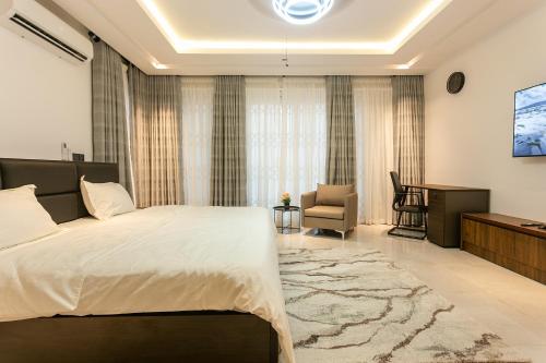 une chambre avec un lit, un bureau et une chaise dans l'établissement Crescent Cove, Luxury 3 Bedroom Home, à Kwedonu