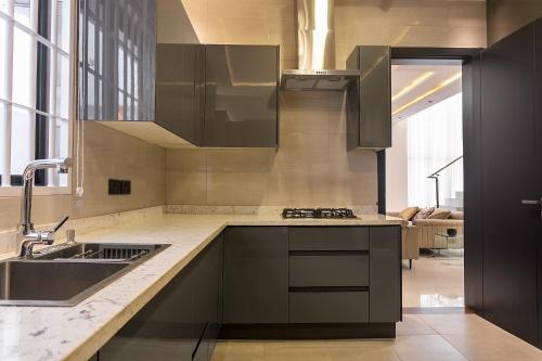 une cuisine avec un évier et un plan de travail dans l'établissement Crescent Cove, Luxury 3 Bedroom Home, à Kwedonu