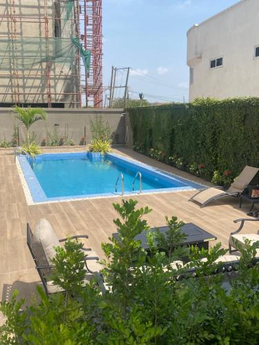 une piscine sur le côté d'un immeuble dans l'établissement Belrose Place Studio Apartment, à Accra