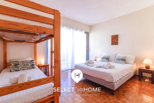 Ένα ή περισσότερα κρεβάτια σε δωμάτιο στο SELECT'soHOME - Duplex au coeur du Lavandou avec parking ! - VISTA MARE