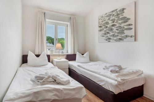 een slaapkamer met twee bedden en een raam bij Villa Sonneck Appartement 20 in Ostseebad Sellin