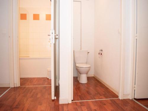 a bathroom with a toilet in a room at Appartement Confortable 3 Pièces avec Piscine - 8 Personnes - Vignec Village, Proche Saint-Lary-Soulan - FR-1-504-18 in Vignec