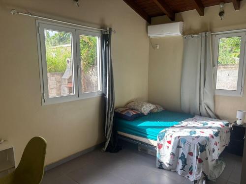 拉芒坦Résidence paisible avec vue sur les montagnes的一张小床,位于带两个窗户的房间