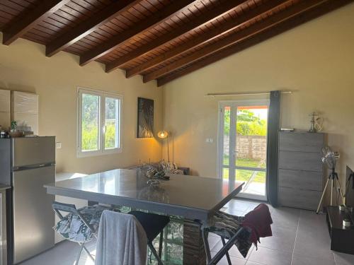 拉芒坦Résidence paisible avec vue sur les montagnes的带桌子和台面的厨房