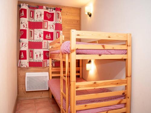 a bunk bed room with two bunk beds at Appartement cosy 2 pièces à Pra Loup avec balcon et parking - FR-1-504-231 in Uvernet-Fours