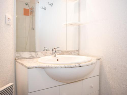 a white bathroom with a sink and a mirror at Charmant 2 Pièces pour 6 Personnes avec Piscine et Terrasse - Proche Saint-Lary-Soulan - FR-1-504-140 in Vignec