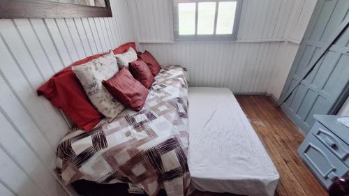 Postel nebo postele na pokoji v ubytování CASA de 2 quartos com 2 ares-condicionados em TORRES-RS - Na mais bela praia Gaúcha - Cozinha - Banheiro - TV smart 32 e Wi-Fi - Estacionamento - Anfitriã Superhost no BnB