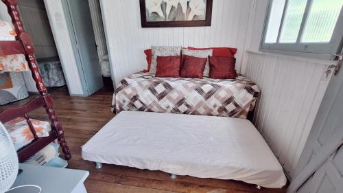 Postel nebo postele na pokoji v ubytování CASA de 2 quartos com 2 ares-condicionados em TORRES-RS - Na mais bela praia Gaúcha - Cozinha - Banheiro - TV smart 32 e Wi-Fi - Estacionamento - Anfitriã Superhost no BnB