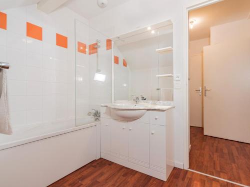ein weißes Badezimmer mit Waschbecken und Dusche in der Unterkunft Charmant Duplex avec Balcon et Piscine - 4 Pers, Vignec, à Proximité de Saint-Lary-Soulan - FR-1-504-277 in Vignec