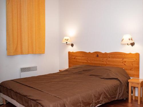 - une chambre avec un lit et deux lumières sur le mur dans l'établissement Duplex 4 Pièces, 8 Pers, Piscine Couverte, Près des Pistes à Superdevoluy - FR-1-504-441, à Superdevoluy