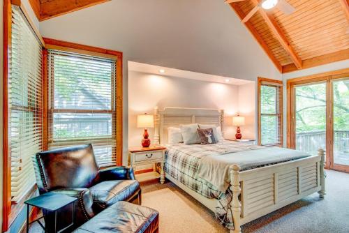 Ένα ή περισσότερα κρεβάτια σε δωμάτιο στο The Tree House at Echota