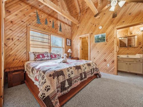 Giường trong phòng chung tại A Secluded Retreat #216