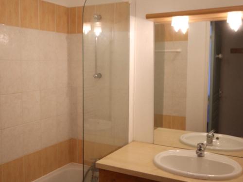 une salle de bain avec un lavabo et une douche en verre dans l'établissement Appartement 2 pièces avec balcon, 4 pers, animaux admis, parking - FR-1-504-488, à Superdevoluy
