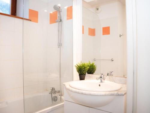 ein Badezimmer mit Waschbecken und Dusche in der Unterkunft Appartement 2 Pièces pour 6 Personnes avec Balcon et Accès Piscine à Vignec, Proche Saint-Lary-Soulan - FR-1-504-598 in Vignec