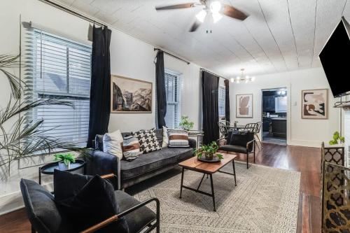 Khu vực ghế ngồi tại Comfortable Stay in Shared Home by UL Lafayette