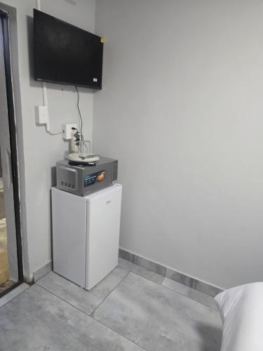 una stanza con una televisione su una parete con una macchina di Cooperville a New Germany