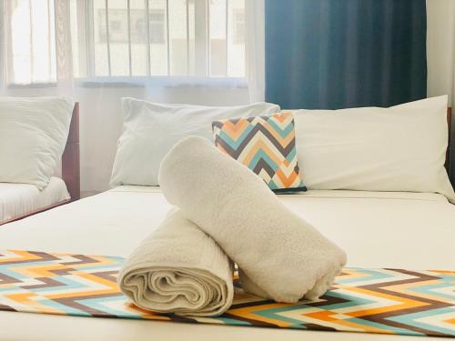 Ένα ή περισσότερα κρεβάτια σε δωμάτιο στο Cosy 2bdrm mombasa CBD pool gym washer AC