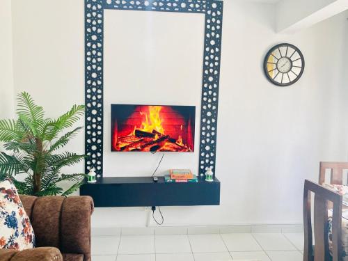 Μια τηλεόραση ή/και κέντρο ψυχαγωγίας στο Cosy 2bdrm mombasa CBD pool gym washer AC