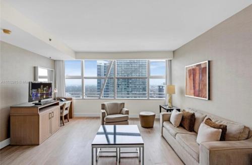 Μια τηλεόραση ή/και κέντρο ψυχαγωγίας στο AKA Brickell Condo Free Parking by Palermo Home Miami