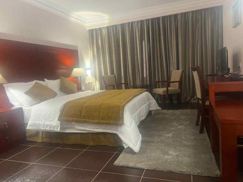 Postel nebo postele na pokoji v ubytování Grand Cleopatra Hotel-Luxor