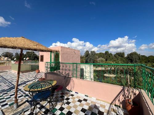 - Balcón con mesa y sombrilla en Riad Dar Sbil, en Fez