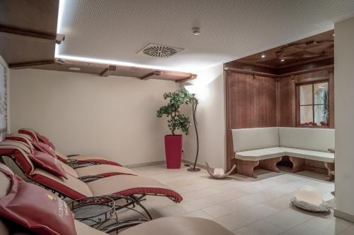 a room with a row of chairs and a bench at Alpenresidenz am Mühlbach in Obergurgl