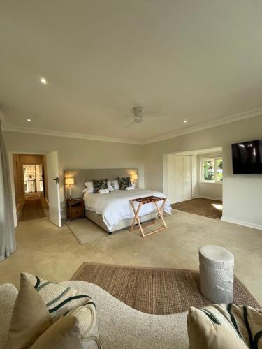 TV a/nebo společenská místnost v ubytování 7 on Churchill Guest House