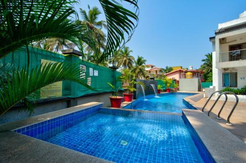 ein Swimmingpool an der Seite eines Gebäudes in der Unterkunft Luxury 2BHK Apartment Near Candolim in Nerul