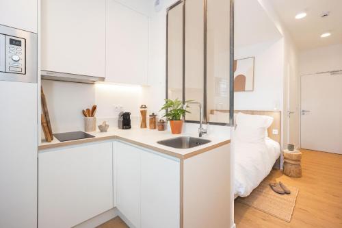 Η κουζίνα ή μικρή κουζίνα στο BABEL COMMUNITY Hôtel Saint-Quentin-en-Yvelines