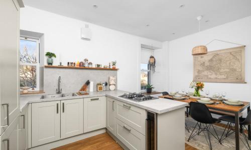 Kuchyň nebo kuchyňský kout v ubytování Regal Residence