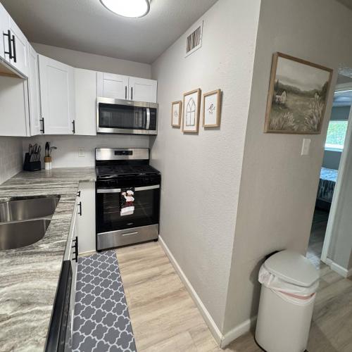 Køkken eller tekøkken på 1 DT Dallas l FIFA WORLD CUP READY l 5 Min from Love Field