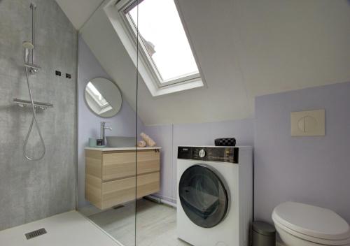 a bathroom with a washing machine and a toilet at Cozy T2 - Quartier de Nantilly - Saumur in Saumur