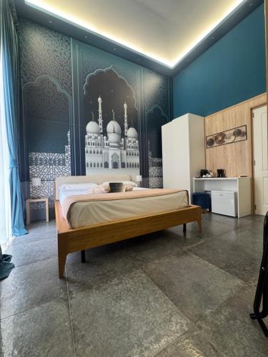 Un dormitorio con una cama y un mural de una mezquita en la pared. en Kore Luxury Suite e Spa, en Nápoles