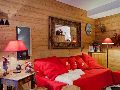 a living room with a red couch and a mirror at Studio rénové 2* pour 4 pers, centre-ville avec parking et WiFi - FR-1-512-167 in Brides-les-Bains