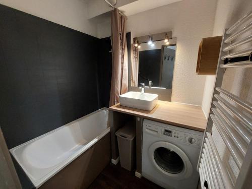 ein Badezimmer mit Waschbecken und Waschmaschine in der Unterkunft Appartement familial 5 pers, centre-ville, Wifi - FR-1-512-210 in Brides-les-Bains