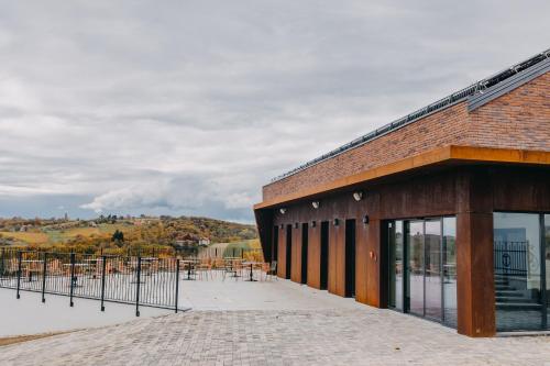 - un bâtiment en briques avec des tables et des chaises à l'extérieur dans l'établissement Wine & boutique hotel Terbotz, à Štrigova