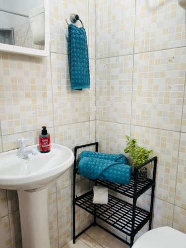 a bathroom with a sink and a toilet and a mirror at Casa huésped in Rivera