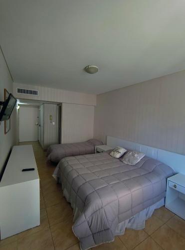 Una cama o camas en una habitación de Departamento para tres BA